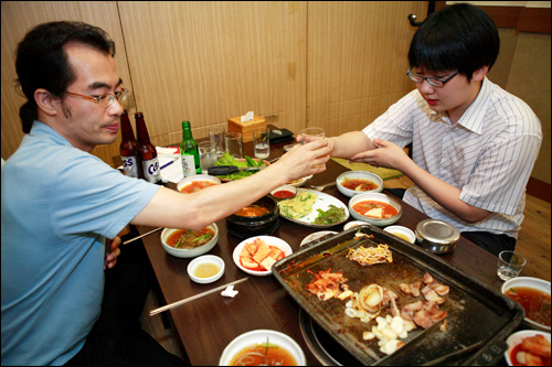 지난 14일 서울 역삼동 블로그칵테일 사무실 근처의 한 삼겹살 집에서 고기와 술을 곁들여 인터뷰하고 있는 박영욱 블로그칵테일 사장과 김은국 오마이뉴스 기자 